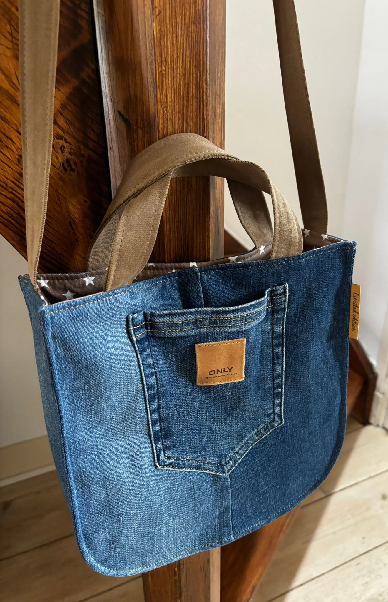 Blauwe handgemaakte tas van hergebruikte denim met een broekzak op de voorkant